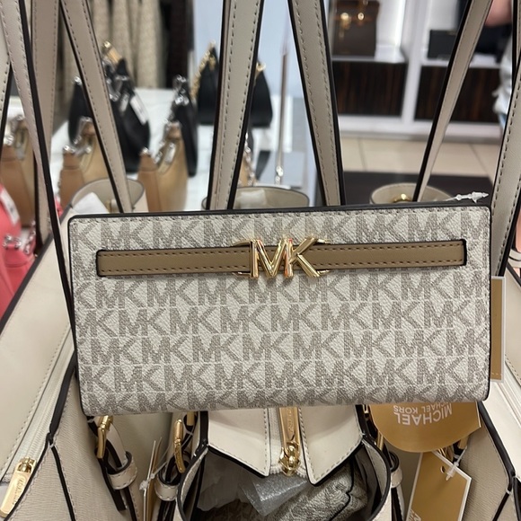 MICHAEL KORS
Reed Large Snap Signature Wallet
Style: 35S3G6RE3B
Camel Multi 
NWT - Picture 4 of 16